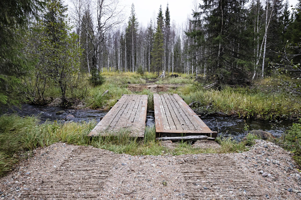 Raakkupuro voitaisiin mahdollisesti ylittää esimerkiksi ajosillan avulla. Kuva ennallistamistyömaalta Posiolta, jossa silta oli tehty kaivinkonetta varten.