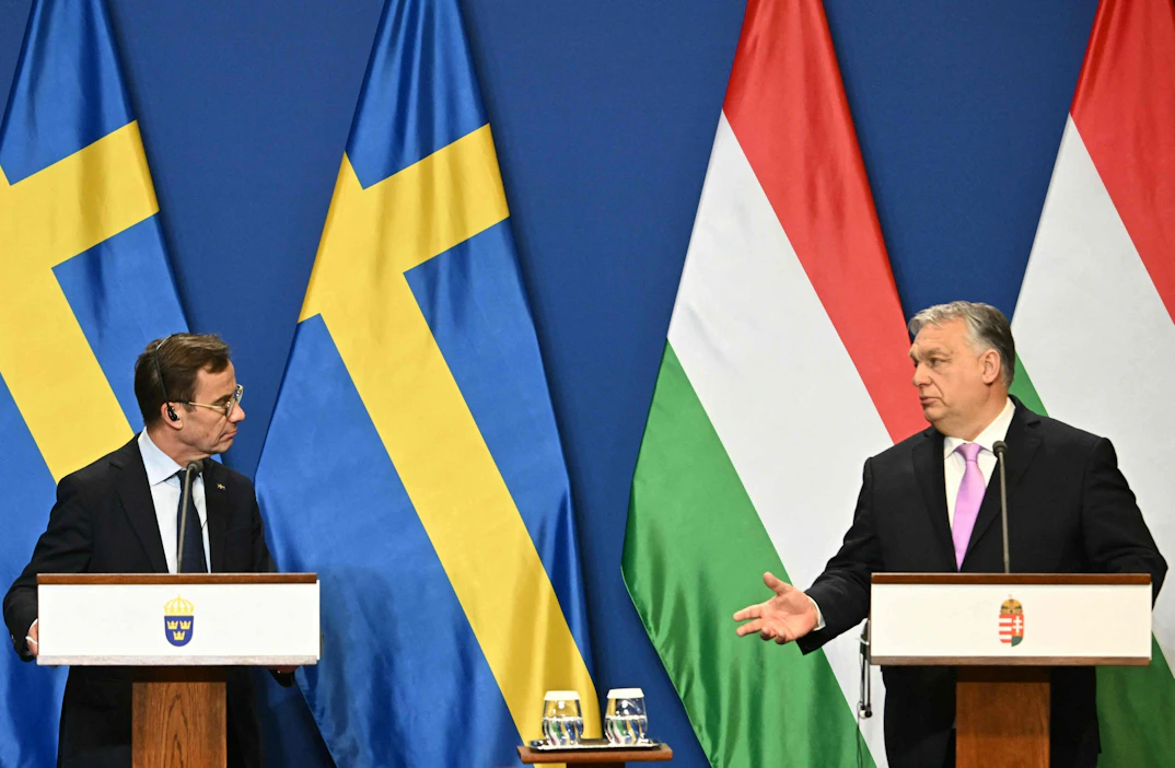 Ulf Kristersson ja Viktor Orban pitivät helmikuussa lehdistötilaisuuden Budapestissa Unkarissa. Lehtikuva/AFP.