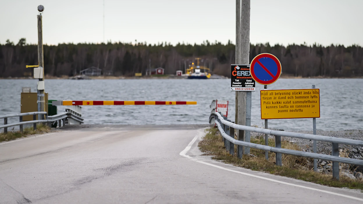 Silminnäkijän mukaan Salossa lossin ramppi olisi noussut liian aikaisin ja vetänyt auton veteen. Kuvituskuva Begön lossirannasta Merenkurkussa.