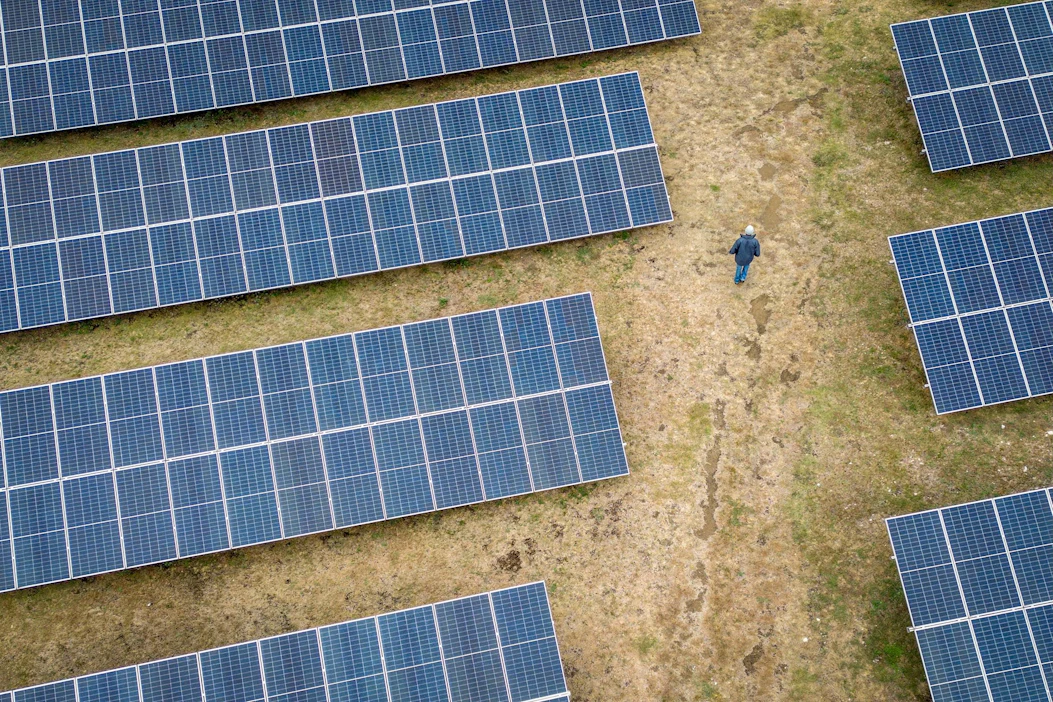 Järjestö arvioi aurinkoenergiaan liittyvien investointien olevan tänä vuonna 380 miljardia dollaria, kun taas öljyyn liittyvät investoinnit ovat 370 miljardia dollaria. LEHTIKUVA/AFP.