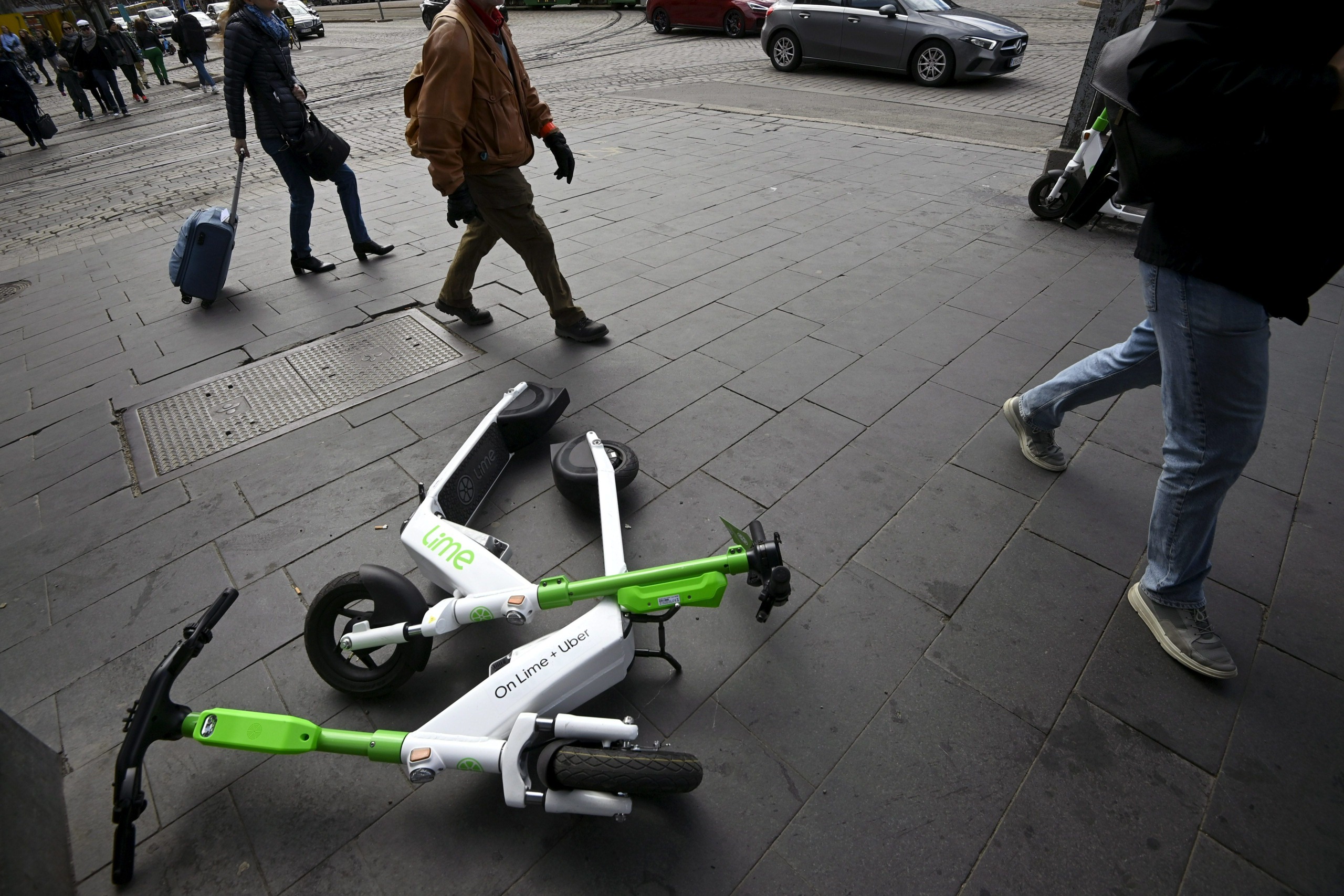 Liikenneturva kannattaa sähköpotkulaudoille toimilupajärjestelmää, jolla kunnat ja kaupungit voivat puuttua sähköpotkulautojen määrään alueellaan. 