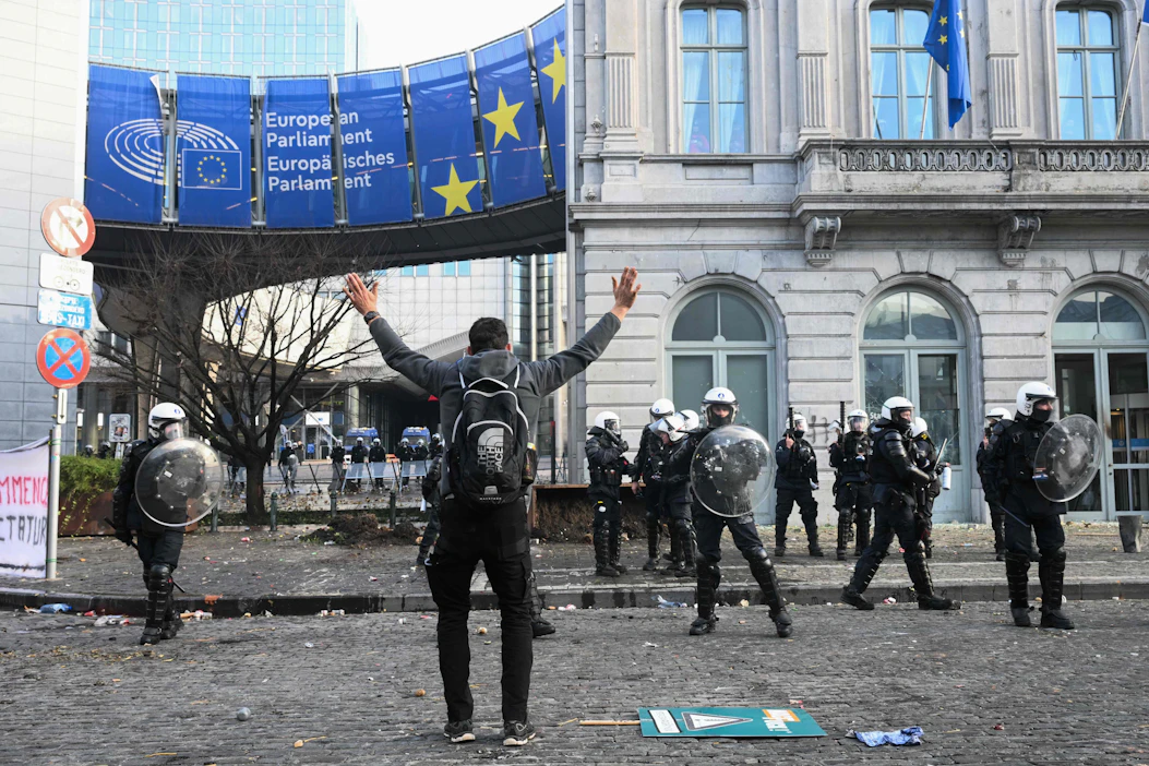 Sopimusta vastaan osoitettiin mieltä Brysselissä EU-johtajien huippukokouksen yhteydessä. AFP / LEHTIKUVA.