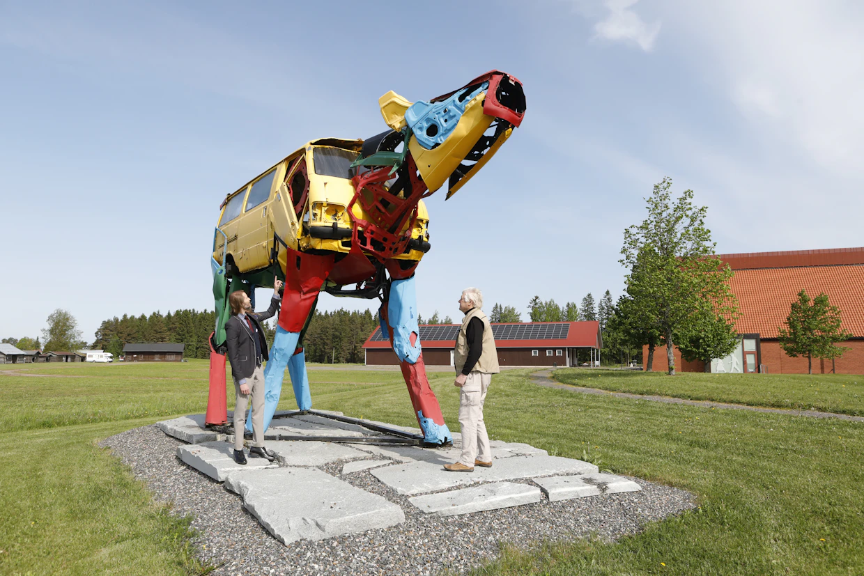 ”Tässä Hiacessa on Suomen suurin maavara”, veistelee Sarka-museon johtaja Lauri Viinikkala Okran näyttelypäällikkö Jukka Isotalolle. Miina Äkkijyrkän teos, The Holy Calf, on Sarka-museon näkyvä maamerkki.