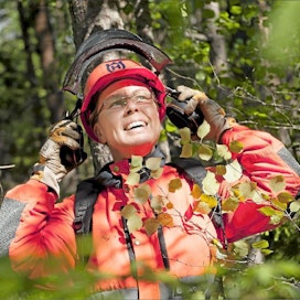 ”Kyllä näissä metsäasioissa täytyisi olla aina huumoriakin mukana”, sanoo metsänomistaja Kirsi-Marja Myllymäki. Kimmo Haimi