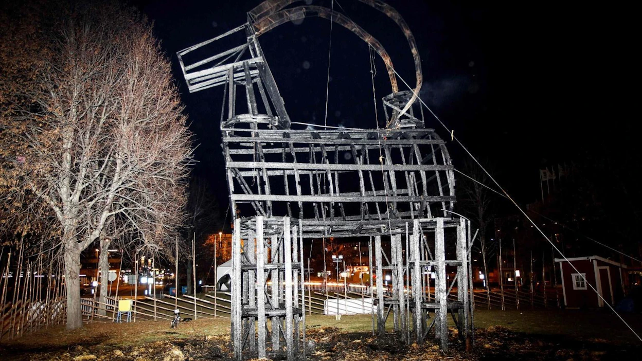 Pukki joutuu lähes joka vuosi ennen pitkää tuhopolton uhriksi, ja seuraavan joulun alla rakennetaan uusi pukki. LEHTIKUVA/AFP