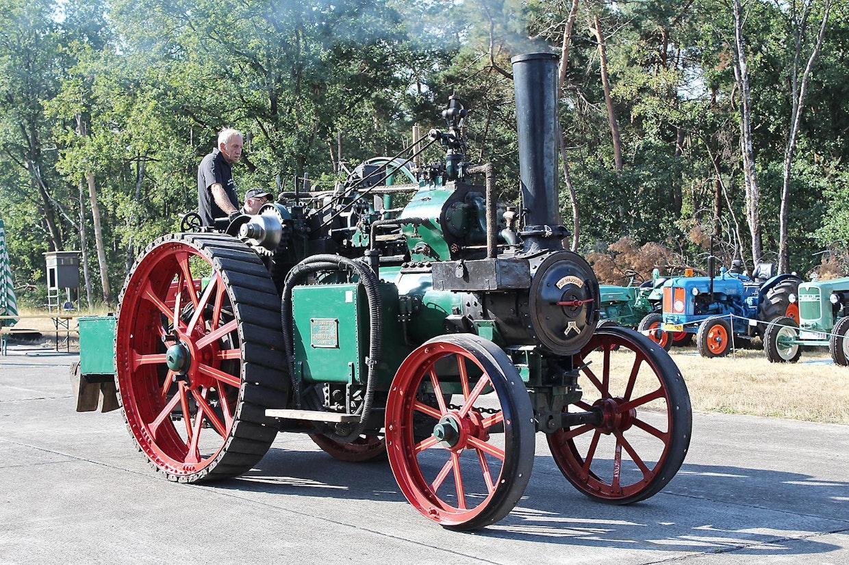 Saksalaisen Kemna De Majoor -traktorin entisöinti kesti huomattavasti pitempään, kokonaista 9 vuotta, mutta sitä kunnostettiin talkootyönä ja monia kohteita jouduttiin uusimaan kokonaan. Nyt 100 vuotta vanha kone on vihreää maalipintaansa myöten uudenveroisessa kunnossa.