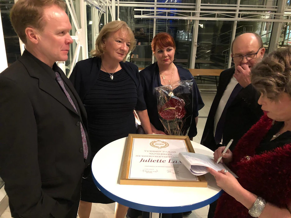 Juliette Laxin valmentaja Jussi Suominen (vas.) sekä Juliette Tallin edustajat Päivi Nevasalmi, Tanja Mäkeläinen ja Kari Nevasalmi Ravinetin haastattelussa palkintojenjaon jälkeen.