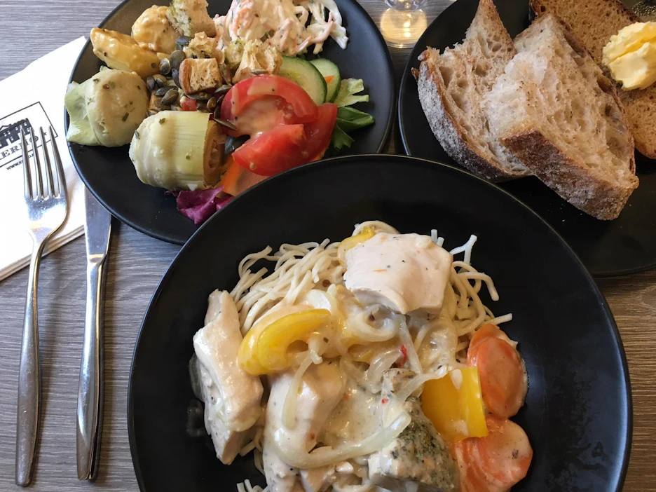 Lautanen on lastattu maittavilla herkuilla, mutta varsinaista lähiruokaa ei tälle lounaalle osunut.