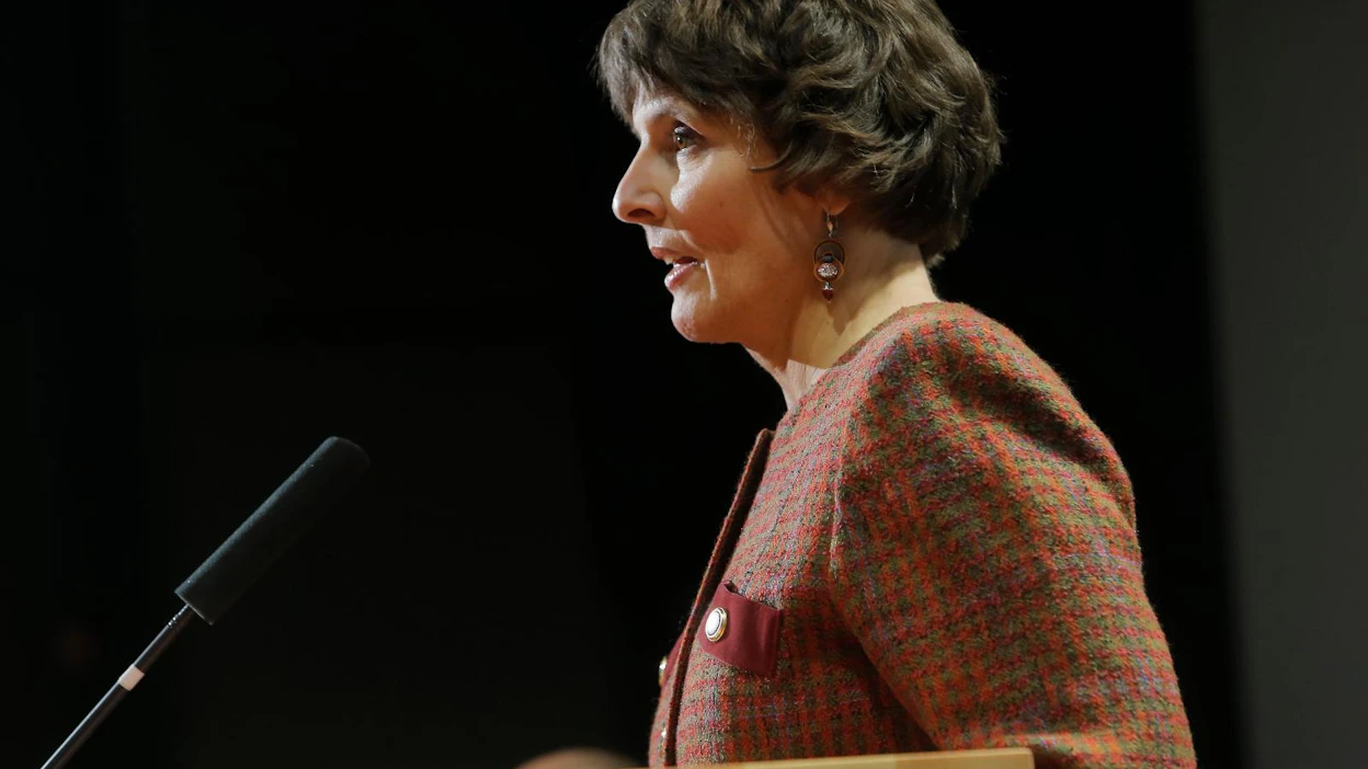 Liikenne- ja viestintäministeri Anne Berner (kesk.) kaavaili postinjakoreittien avaamista kilpailulle. Berner ajautui asiassa napit vastakkain oman puolueensa kansanedustajien kanssa. Asia pöydättiin keskustan eduskuntaryhmän toraisessa kokouksessa viime viikolla ja tällä tietoa uudistus on jäissä.