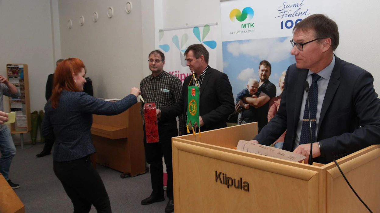 Luottamuspaikkojen täyttö vaati monta äänestystä. Äänestysvuorossa Pia Parikka, ääntenlaskijoina Jyrki Salminen ja Tuomo Haikonen. Oikealla liiton toiminnanjohtaja Jukka-Pekka Kataja.
