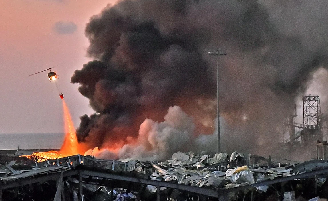 Libanonin pääkaupungissa Beirutissa tapahtui tiistai-iltana valtava räjähdys satama-alueella, mikä nosti valtavan savupilven kaupungin taivaalle ja aiheutti rakennuksia tuhoavan paineaallon. STR / LEHTIKUVA / AFP