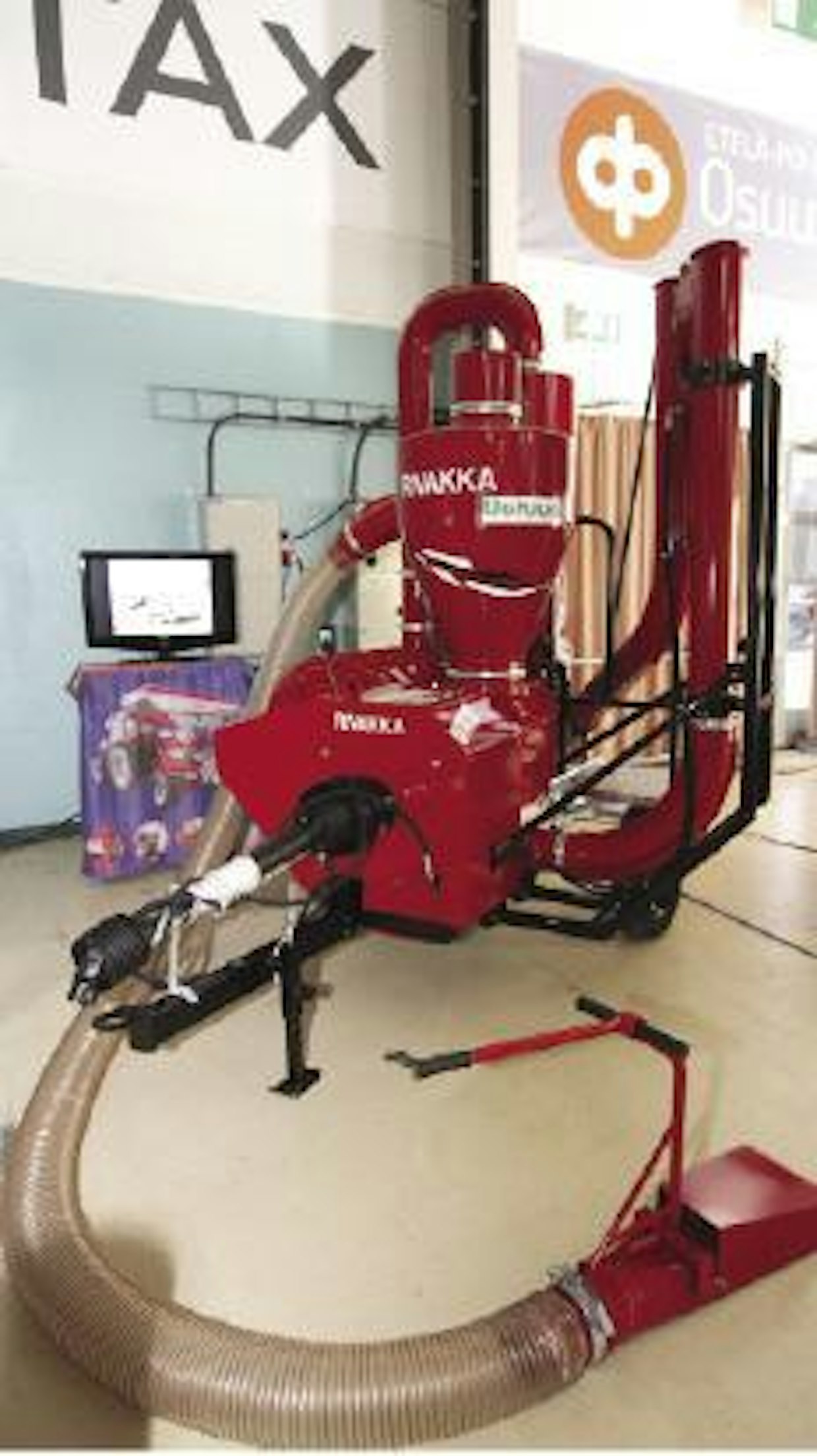 Rivakka-traktorilietso on tehokas laite viljan ja pelletin siirtoon. Maksimaalinen viljansiirtoteho on 45 tonnia tunnissa ja puhallusetäisyyttä voi olla jopa 80 metriä. Tehoa tarvitaan kuitenkin minimissään 120 hv.