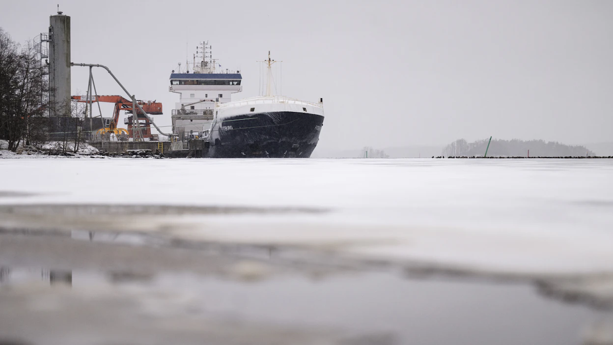 Suomalaisviranomaisten ottaessa vuodenvaihteessa kaapelivauriosta epäillyn Fitburg-rahtilaivan haltuunsa oli Suomessa yhä kesken toisen hyvin samankaltaisen tapauksen käsittely. Fitburg-alus kuvattuna perjantaina Kirkkonummen Kantvikissä. LEHTIKUVA / Roni Rekomaa.