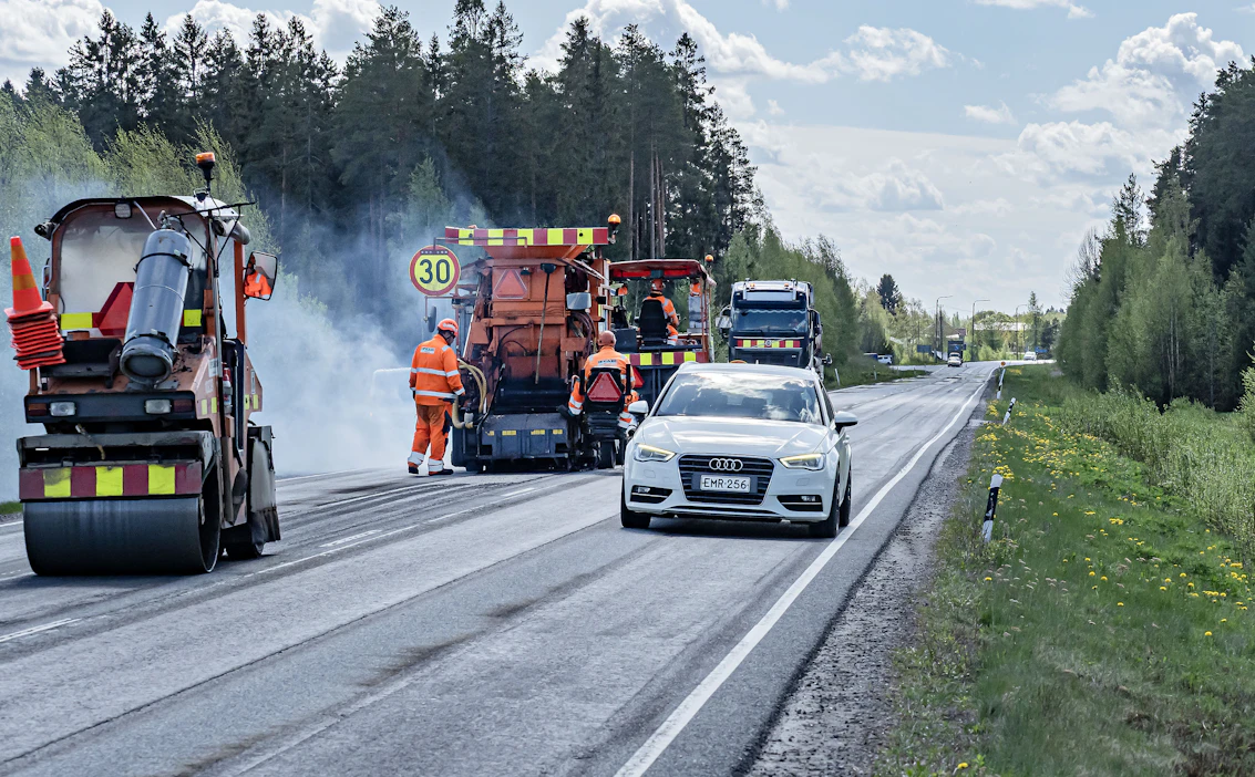 Tietyömailla turvallisuus vaatii nopeusrajoitusten noudattamista.