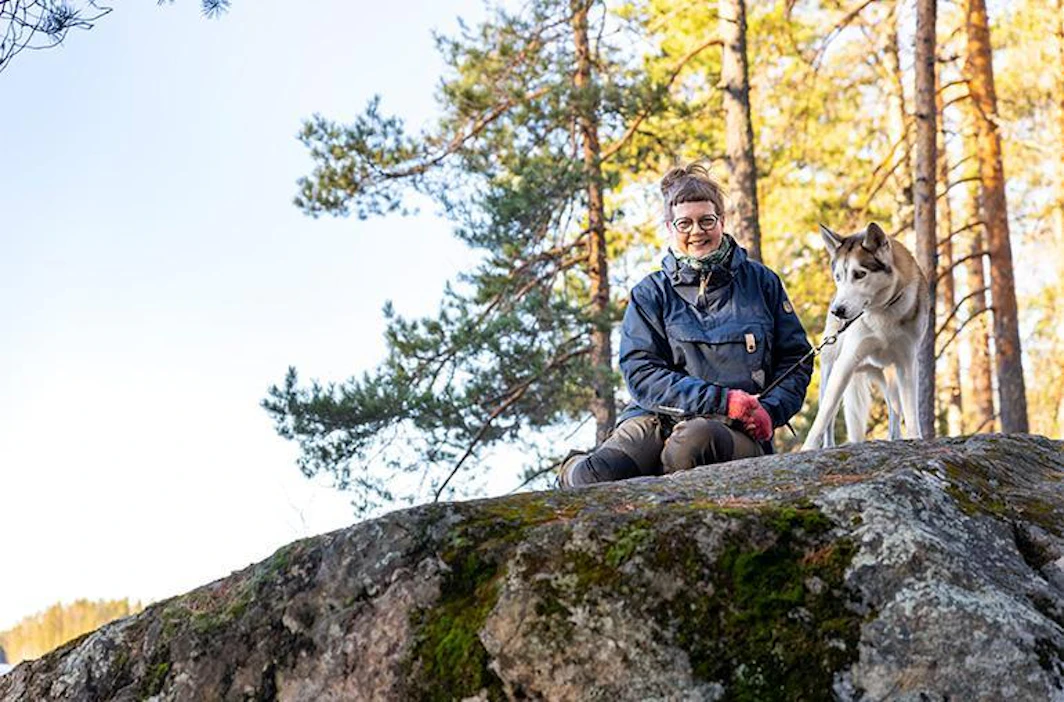 Arkisia luontohetkiä Minna Jakosuolle järjestyy lenkeillä Mosku-koiran kanssa. Kuntoiluksi Minna ottaa usein vielä selkäänsä rinkan, jossa on painona nuorten nyrkkeilysäkki.