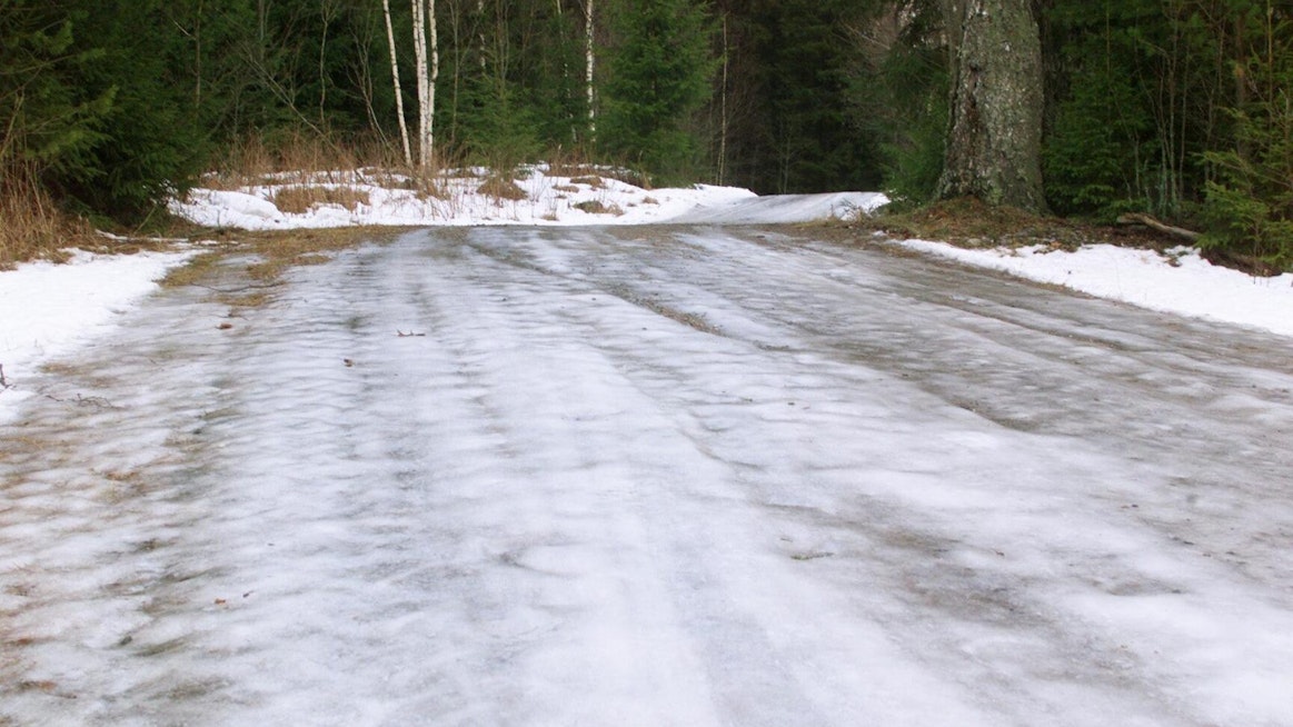 Liukkauden torjunnasta ei ollut huolehdittu kauhavalaisella tiellä. Kuvassa oleva tie ei liity tapaukseen.