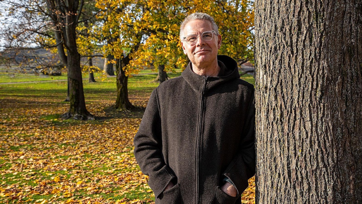 Saku Tuominen haluaa välttää sormen heristämisen ja viisastelun. Kirjanteko herätti hänet huomaamaan, kuinka paljon nykyihminen arjessa sivuuttaa. ”Puiden välinen verkosto, sienten rooli. Joka päivä on mahdollista astua maailmaan, joka huumaa hienoudellaan.”