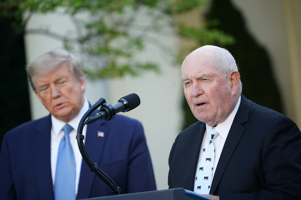 Pelastuspakettiin sisältyy suoria tukia tuottajille, joiden markkinat ovat kriisin aikana kadonneet. Kuvassa presidentti Donald Trump ja maatalousministeri Sonny Perdue. Lehtikuva/AFP