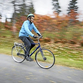 Tasaisella, sopivan rauhallisella pyöräilyvauhdilla selviytyy pitkistäkin lenkeistä, Risto Ala-Reini opastaa.