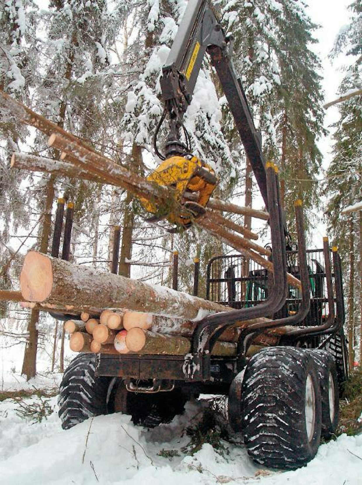 Osa-aikaiseen ja päätoimiseen metsäkoneurakointiin soveltuvaa 12 tonnin yhdistelmää Keslan tilaisuudessa Riihimäellä oli esittelemässä nurmijärveläinen Jari Toivomäki.