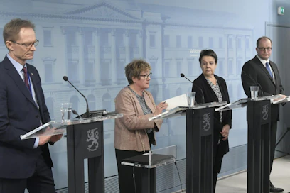 Valtion edustajat selittivät suojavarustehankintojen tilannetta keskiviikkona. Lehtikuva / Markku Ulander