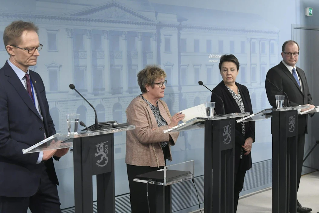 Valtion edustajat selittivät suojavarustehankintojen tilannetta keskiviikkona. Lehtikuva / Markku Ulander