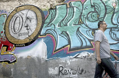 Kreikan pääkaupungissa Ateenassa katuja koristavat talousahdingosta kertovat graffitit. Kuvassa olevan teoksen nimi on Nolla euroa. Petros Giannakouris, AP/LEhtiKUVA