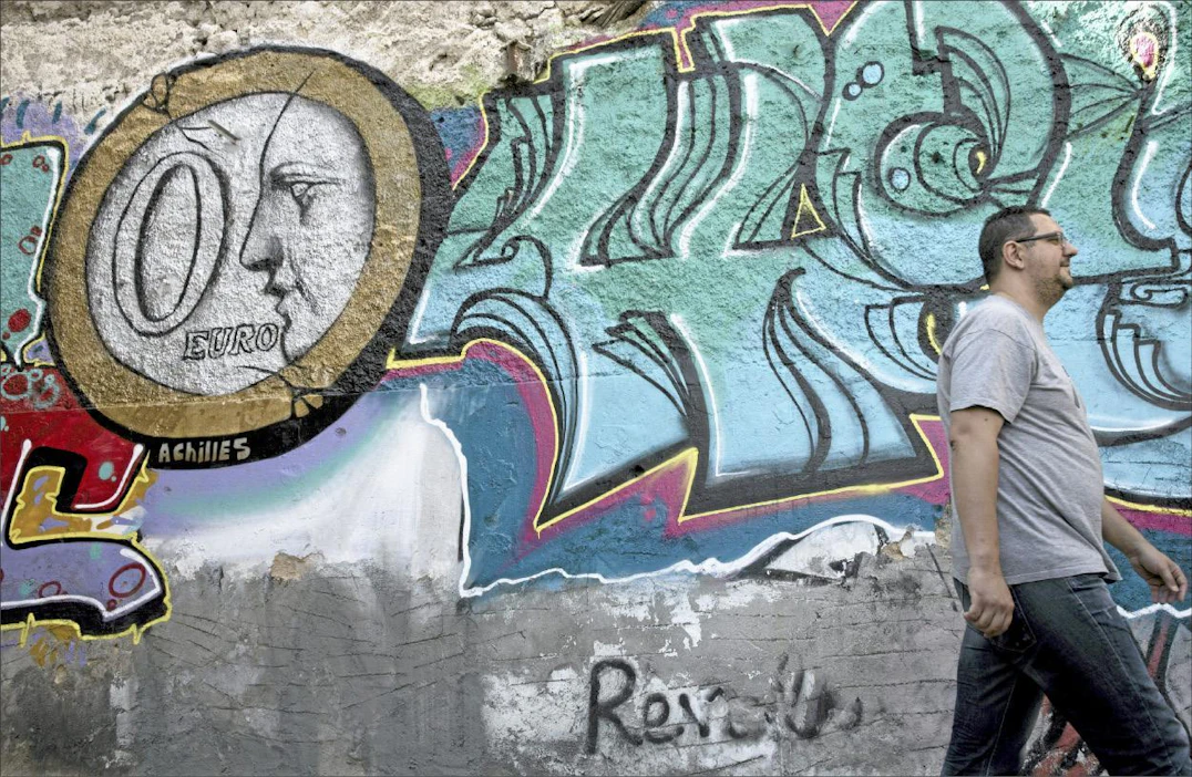 Kreikan pääkaupungissa Ateenassa katuja koristavat talousahdingosta kertovat graffitit. Kuvassa olevan teoksen nimi on Nolla euroa. Petros Giannakouris, AP/LEhtiKUVA