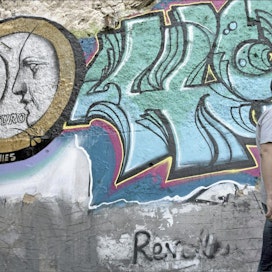 Kreikan pääkaupungissa Ateenassa katuja koristavat talousahdingosta kertovat graffitit. Kuvassa olevan teoksen nimi on Nolla euroa. Petros Giannakouris, AP/LEhtiKUVA