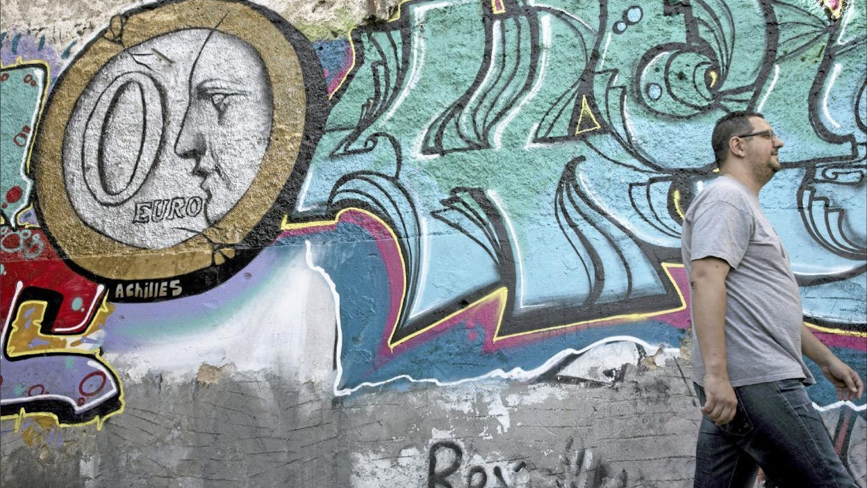 Kreikan pääkaupungissa Ateenassa katuja koristavat talousahdingosta kertovat graffitit. Kuvassa olevan teoksen nimi on Nolla euroa. Petros Giannakouris, AP/LEhtiKUVA