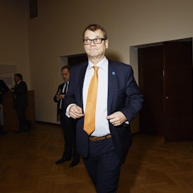 Pääministeri Juha Sipilä (kesk.) menossa eduskunnan täysistuntoon Helsingissä eilen.