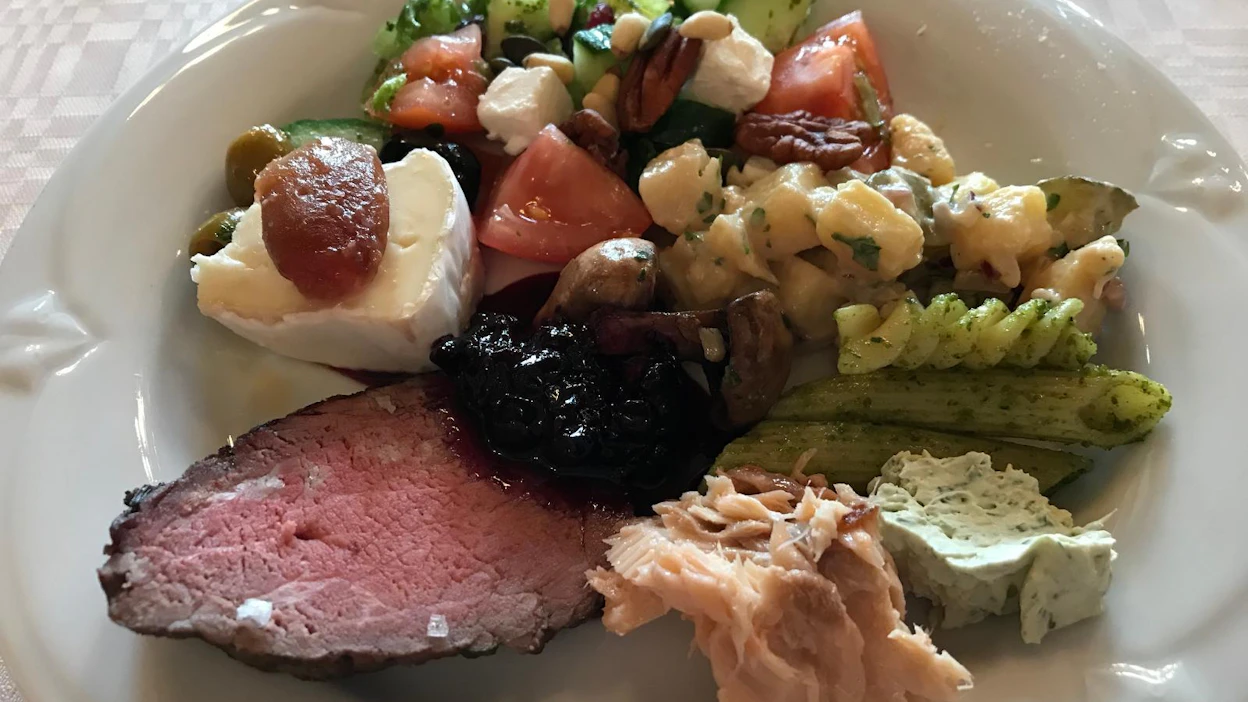 Ravintola Alma mainostaa käyttävänsä lähituottajien raaka-aineita. Merilohi tulee kuitenkin Norjasta.