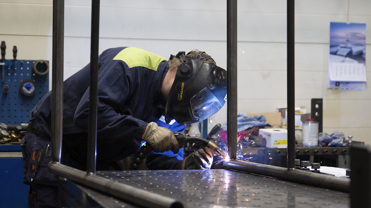 Työntekijöistä on pulaa koko Suomessa. Muun muassa metallialan osaajat ovat tällä hetkellä haluttuja työntekijöitä. Juha-Pekka Saari luopui joitain vuosia sitten maatilasta ja työskentelee nyt Varaxilla.