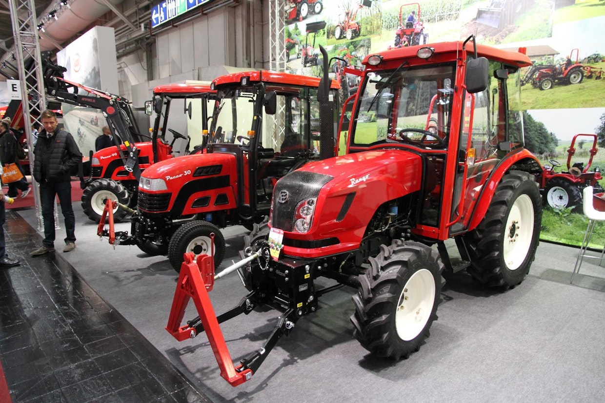 Dong Feng Agricultural Machinery on vuonna 1952 perustettu kiinalainen maatalouskonevalmistaja. Laajassa mallistossa on myös Euroopan markkinoille tyypitettyjä, teholtaan alle 75 hevosvoiman traktoreita. Kuvassa olevan Rango-mallin teho on 50 hv. (UO)
