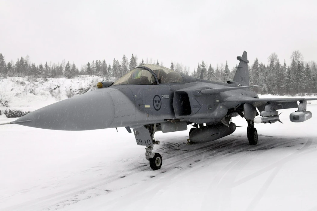 Tarjouksia nykyisten Hornetien korvaajaksi pyydetään viideltä valmistajalta huhtikuun mennessä. Kuvassa ruotsalainen Saab Gripen E-hävittäjä. LEHTIKUVA / HEIKKI SAUKKOMAA