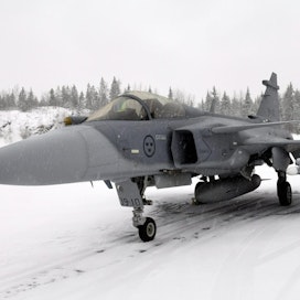 Tarjouksia nykyisten Hornetien korvaajaksi pyydetään viideltä valmistajalta huhtikuun mennessä. Kuvassa ruotsalainen Saab Gripen E-hävittäjä. LEHTIKUVA / HEIKKI SAUKKOMAA