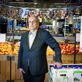 Keskon päivittäistavarakaupan toimialajohtaja Ari Akseli haluaa vakuuttaa kaupan asiakkaille, että laadukkaasta suomalaisesta ruuasta kannattaa maksaa käypä hinta. Akseli kuvattiin kauppakeskus Redin K-Supermarketin edustalla Helsingissä.