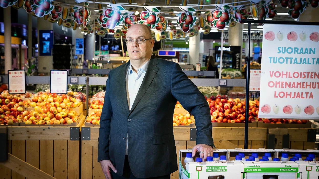 Keskon päivittäistavarakaupan toimialajohtaja Ari Akseli haluaa vakuuttaa kaupan asiakkaille, että laadukkaasta suomalaisesta ruuasta kannattaa maksaa käypä hinta. Akseli kuvattiin kauppakeskus Redin K-Supermarketin edustalla Helsingissä.