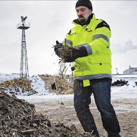 Raakkiviilua eli hylättyjä puupaloja syntyy vanerin-valmistuksessa kymmeniä tuhansia kuutioita vuodessa, kertoo Juha Hyvärinen. Kari Salonen