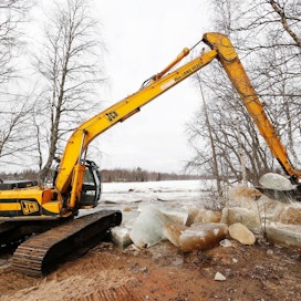 Kiiminkijoella tarvittiin kaivinkoneen apua tulvatilanteen helpottamiseksi. Nyt jääpatoja pelätään muodostuvan muun muassa Simojokeen.
