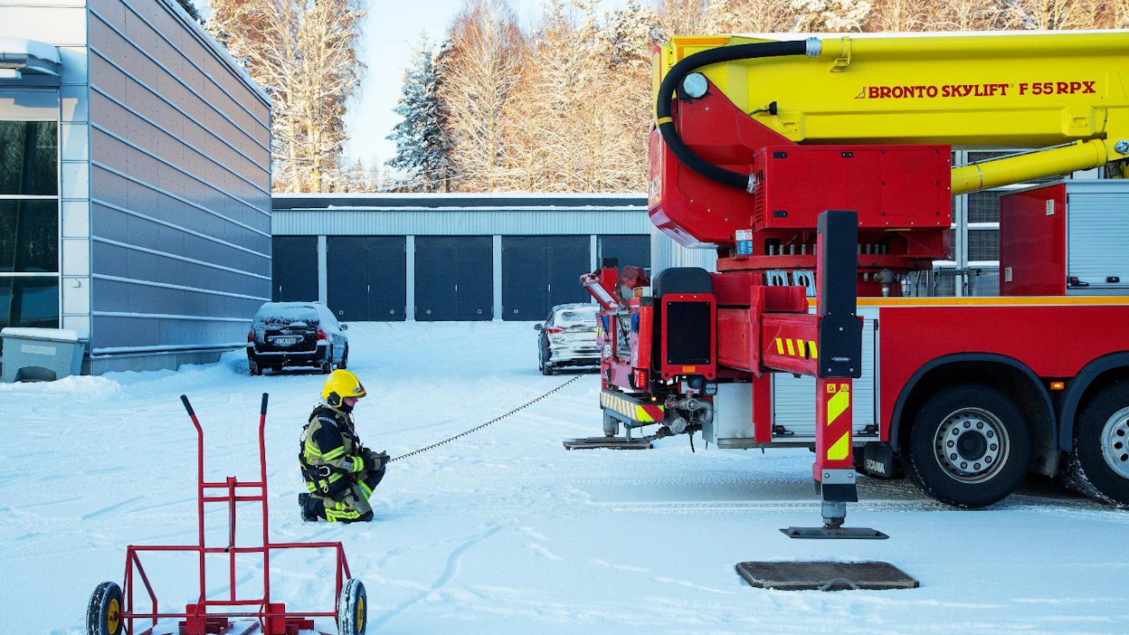 Antti Montonen tarkisti perjantaina nostolavan toimintaa Imatralla. Etelä-Karjalan pelastuslaitoksen kalustoa siirtyi syksyllä Kuntarahoituksen omistukseen.