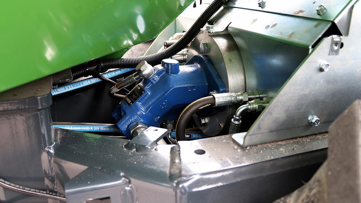7,2 kW:n sähkömoottori pyörittää ajohydrauliikan pumppua. 16 cm3 kierrostilavuuden aksiaalimäntäpumppu on Bosch Rexrothin valmistetta. Ajonopeus säätyy muuttamalla sähkömoottorin kierroslukua ja ajosuunta muuttuu pyörittämällä moottoria eri suuntaan.
