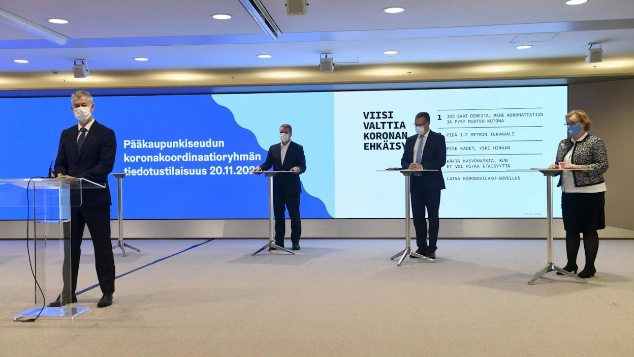 THL:n ylilääkäri Taneli Puumalainen (vas.), Helsingin pormestari Jan Vapaavuori, Espoon kaupunginjohtaja Jukka Mäkelä ja Vantaan kaupunginjohtaja Ritva Viljanen pääkaupunkiseudun koronakoordinaatioryhmän tiedotustilaisuudessa Helsingissä. LEHTIKUVA / EMMI KORHONEN