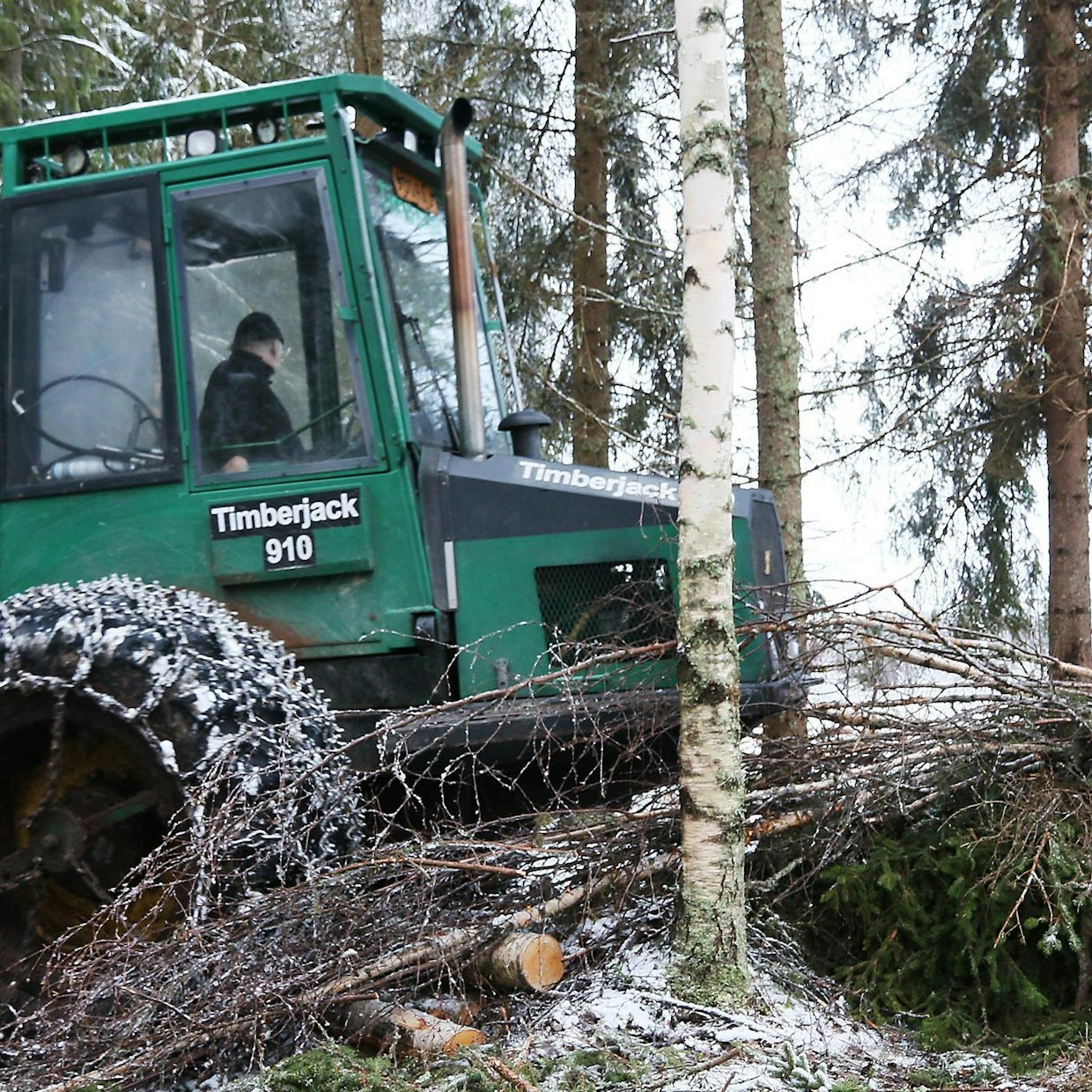 910 keula on erittäin lyhyt ja terävä. Risuja sivuun työntävät astinlaudat ovat jämerät ja ohjaamoon noustaan kumilevyistä toteutettuja askelmia pitkin.