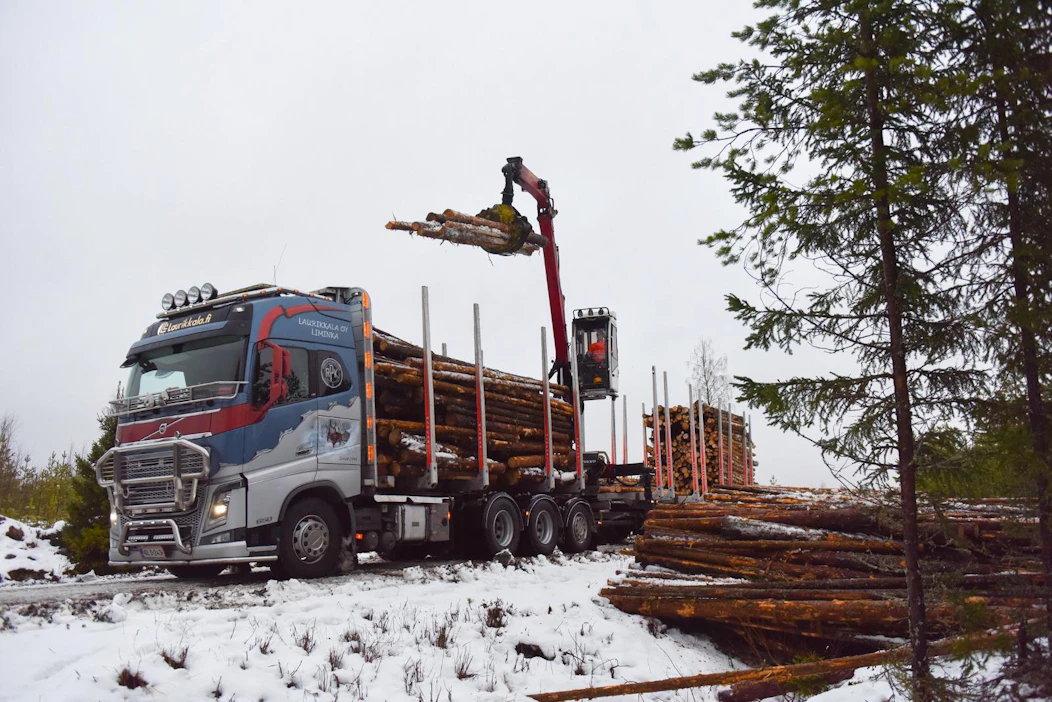 Ensi vuoden alussa käynnistyvälle Stora Enson kartonkikoneelle Ouluun saatiin tänään ensimmäinen puutoimitus. Puutavara-auto toi oululaisen metsänomistajan metsästä runsaat 50 kuutiometriä havupuuta, jota kuvassa kuormataan.