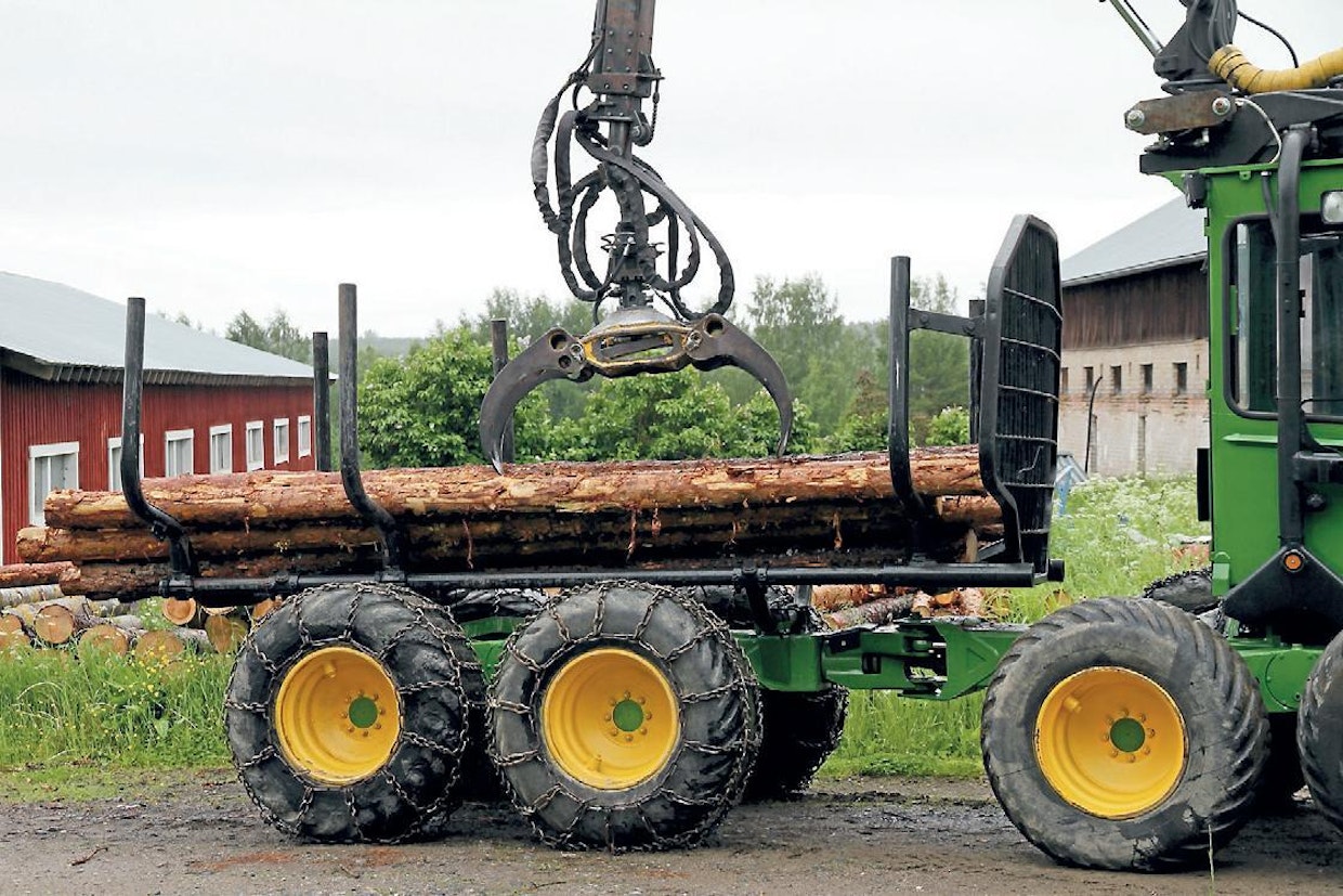 Kuormatila muodostuu kahteen pitkittäiseen putkeen kiinnitetyistä pankoista. Ruotsissa käytettiin kahta korkeaa pankkoa, Suomessa ajettiin vielä kaksimetristäkin kuitupuuta ja pankkoja oli neljä matalampaa. Salmenahokin etsiskelee omaan koneeseen puuttuvaa neljättä pankkoa. Kuorman paino tulee täysin takatelin päälle. Kuten Salmenahonkin koneessa on tehty, monet siirsivät kuormatilaa kiinnikkeissä hieman eteenpäin paremman painonjakauman saamiseksi pitkällä puutavaralla. Tällöin ongelmaksi muodostuu oven aukaiseminen koneen ollessa linkussa, sillä ovi ottaa kiinni sermiin. Seuraajamalli 678F:ssä takarunkoon asennettiin teliä taemmas siirtävä jatkopala.
