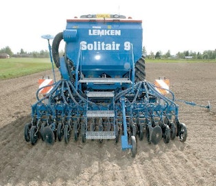 Lemken Solitair on nostolaitesovitteinen kylvökone, joka poikkeaa totutuista koneista radikaalisti.