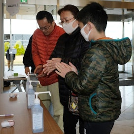 Poikkeustila asetettiin Japanissa alkujaan huhtikuun alkupuolella seitsemälle tartuntapiikeistä kärsivälle alueelle. LEHTIKUVA/AFP