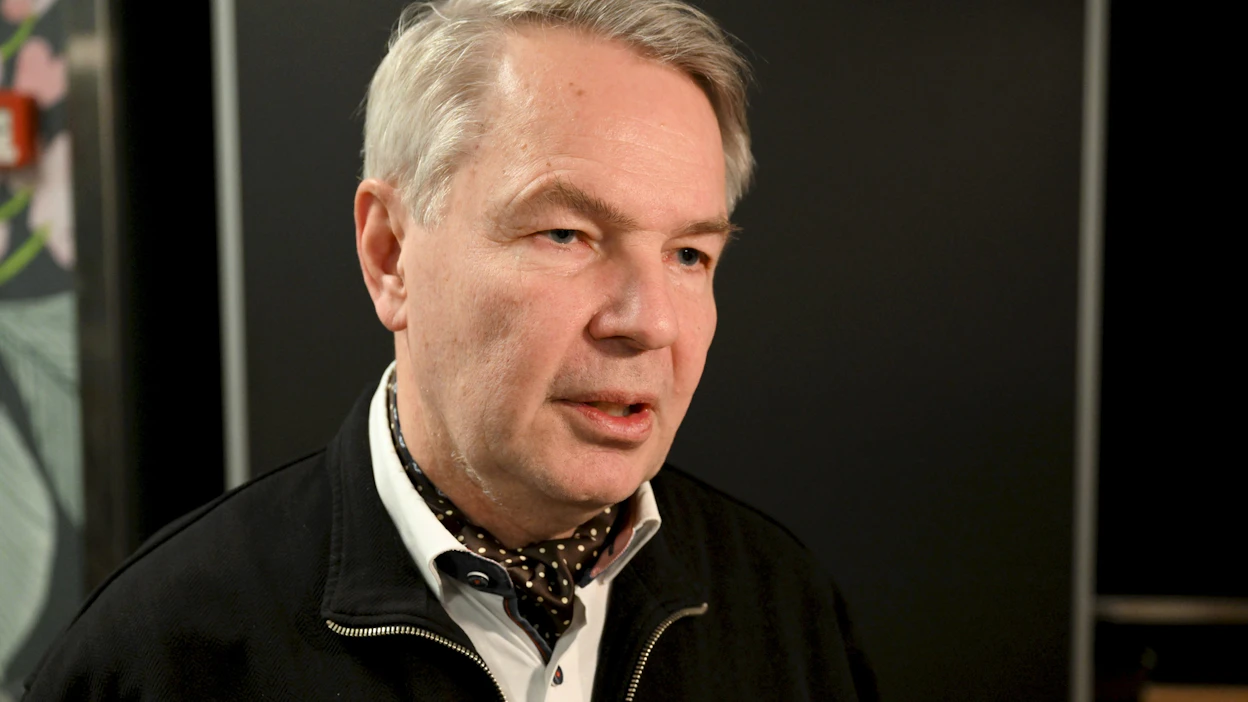 Pekka Haaviston mukaan yksi mahdollinen keino voisi olla esimerkiksi Venäjän energiavientiin kohdistuva vero, jolla tuettaisiin jälleenrakentamista Ukrainassa. LEHTIKUVA / VESA MOILANEN.