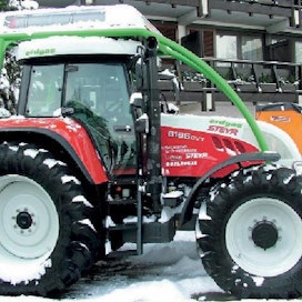 Biokaasutraktorin prototyyppi esiteltiin Itävallan Alppien lumisissa maisemissa. Biokaasusäiliöiden suojaksi traktoriin on asennettu metsäkäyttöön tarkoitettu kehikko.